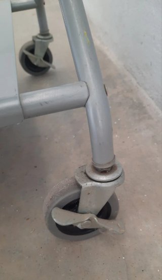 Carrito metálico de 2 niveles con ruedas.