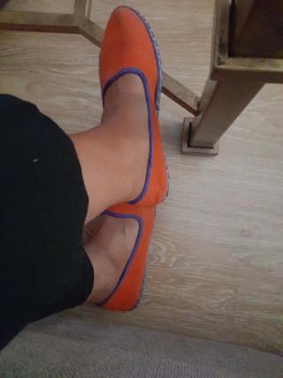 Zapatos planos naranjas con ribete morado
