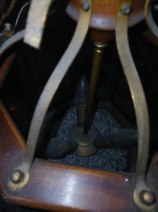 Candeeiro de mesa em madeira e metal