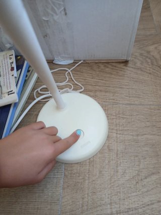 Lámpara de mesa azul y blanca