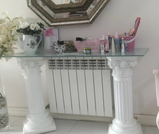 Mesa cristal columnas decorativas