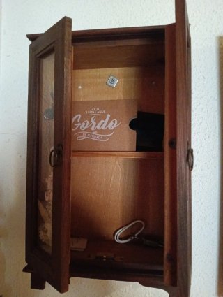 Armario joyero de madera con puerta de cristal