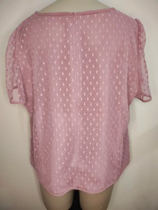 Blusa rosa de malla con lunares