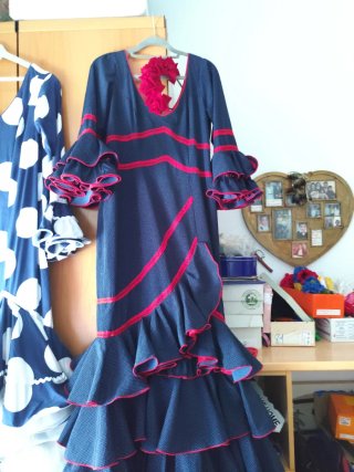 Traje de flamenca azul con lunares