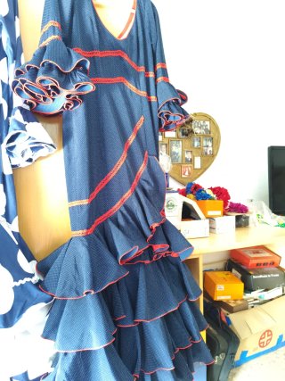 Traje de flamenca azul con lunares