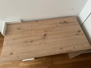 Escritorio madera y blanco con estanterías