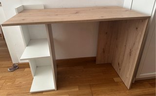 Escritorio madera y blanco con estanterías