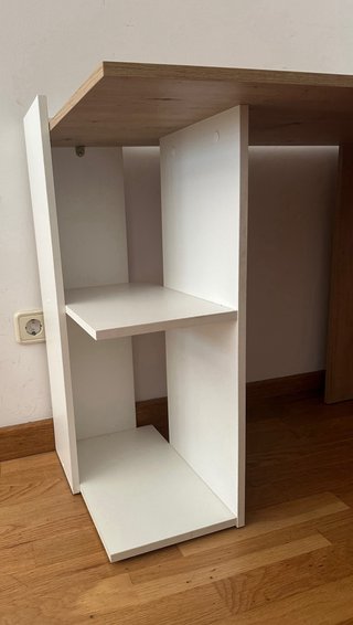 Escritorio madera y blanco con estanterías