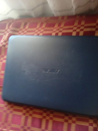 Ordenador ASUS azul oscuro