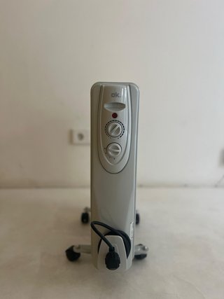 Radiador eléctrico gris y la