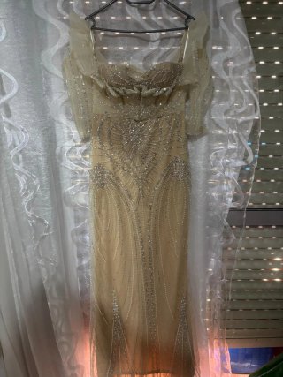 Vestido de fiesta beige y dorado