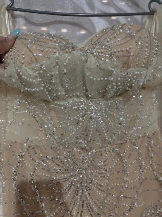Vestido de fiesta beige y dorado
