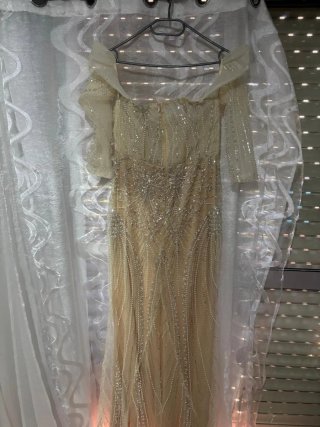 Vestido de fiesta beige y dorado