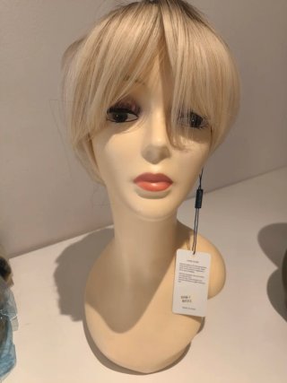 Peluca rubia corta seminatural 6