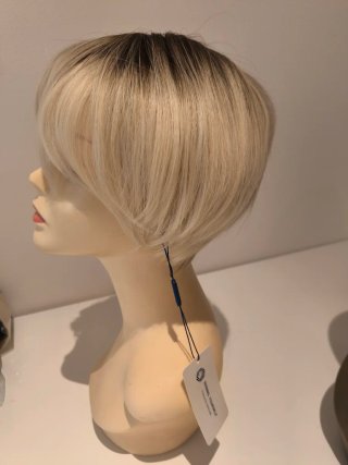 Peluca rubia corta seminatural 6