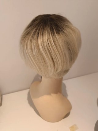 Peluca rubia corta seminatural 6
