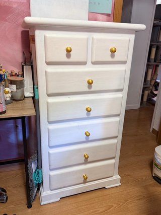 Cómoda blanca con tiradores dorados