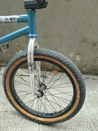 Bicicleta BMX hecha por piezas.