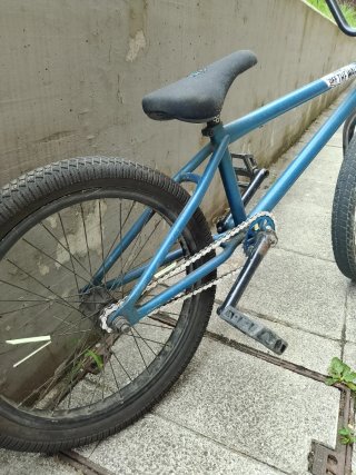 Bicicleta BMX hecha por piezas.