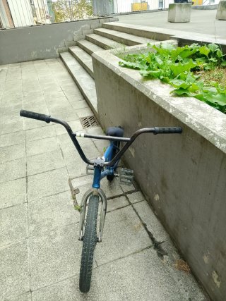 Bicicleta BMX hecha por piezas.