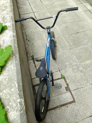 Bicicleta BMX hecha por piezas.