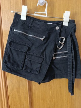 Falda pantalón negra con cremalleras