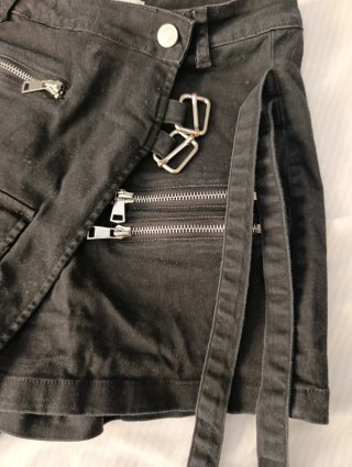Falda pantalón negra con cremalleras