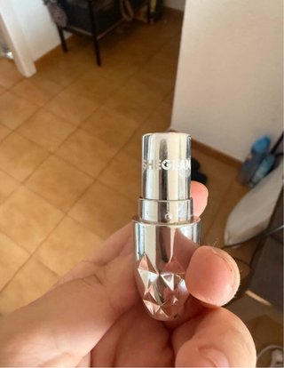 Labial con diseño geométrico plateado