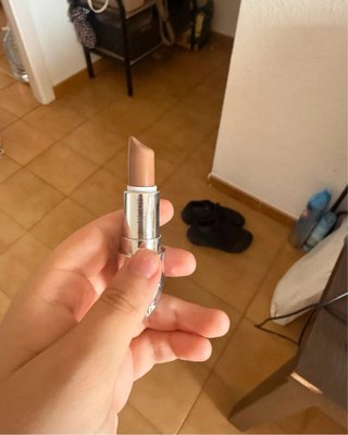 Labial con diseño geométrico plateado