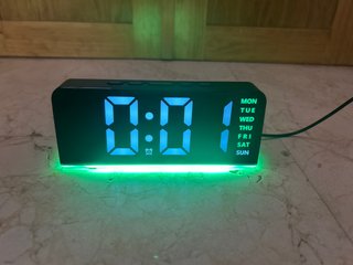 Reloj multifunción negro y verde