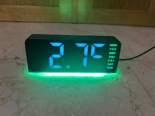 Reloj multifunción negro y verde