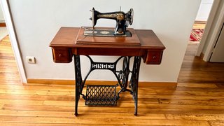 Máquina de coser Singer antigua con mesa