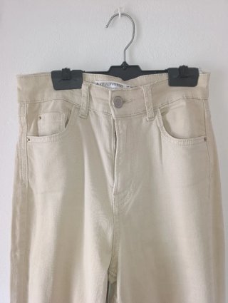 Pantalones vaqueros Stradivarius beige