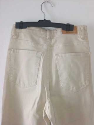 Pantalones vaqueros Stradivarius beige