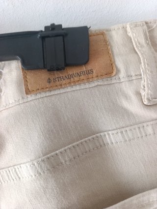 Pantalones vaqueros Stradivarius beige