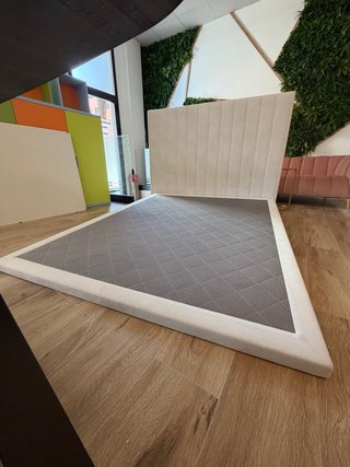Cama tapizada beige y gris