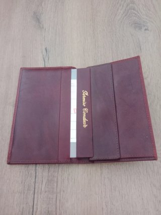 Cartera de piel roja