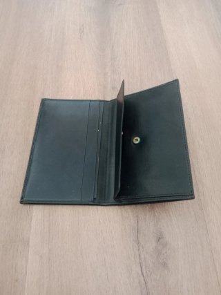 Cartera de piel verde con detalle floral