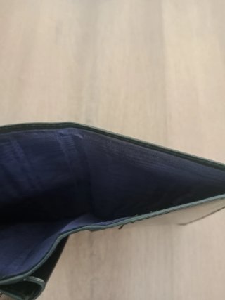 Cartera de piel verde con detalle floral