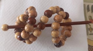 Pasador de pelo de madera con cuentas