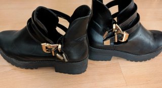 Botines negros con hebillas doradas