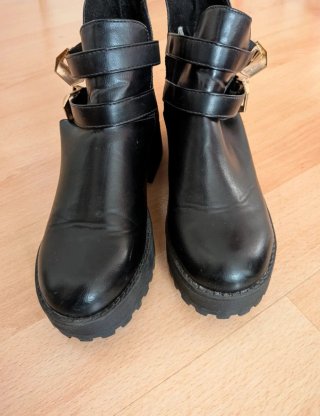 Botines negros con hebillas doradas