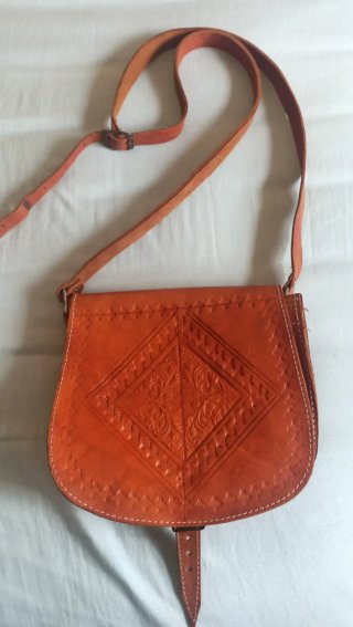 Bolso de cuero artesanal con grabado