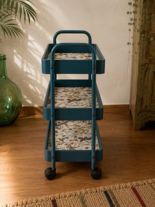 Carrito auxiliar azul envejecido con mariposas