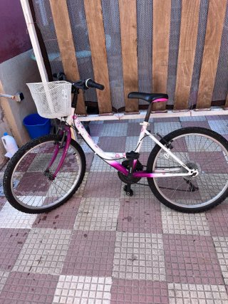 Bicicleta infantil rosa y blanca