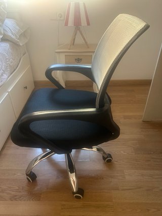 Silla de escritorio negra muy cómoda.