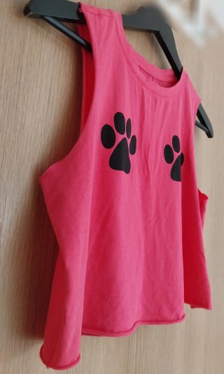 Camiseta con huellas