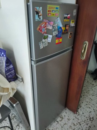 Frigorífico plateado. Ancho 55cm