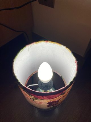 Lámpara de mesa verde envejecido con flores