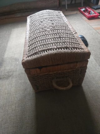 Baúl antiguo de mimbre grande